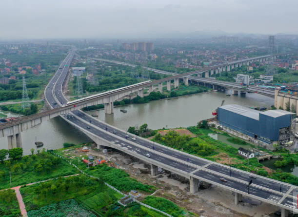 临平两区的运溪高架路已于8月1日全线通车,标志着杭州正式进入"中环"